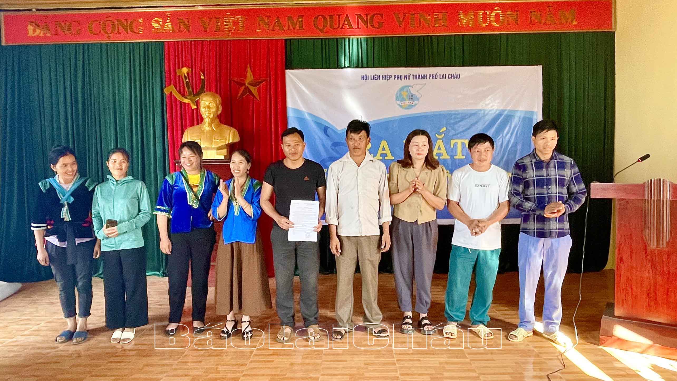 Tổ truyền thông cộng đồng ra mắt đại biểu.